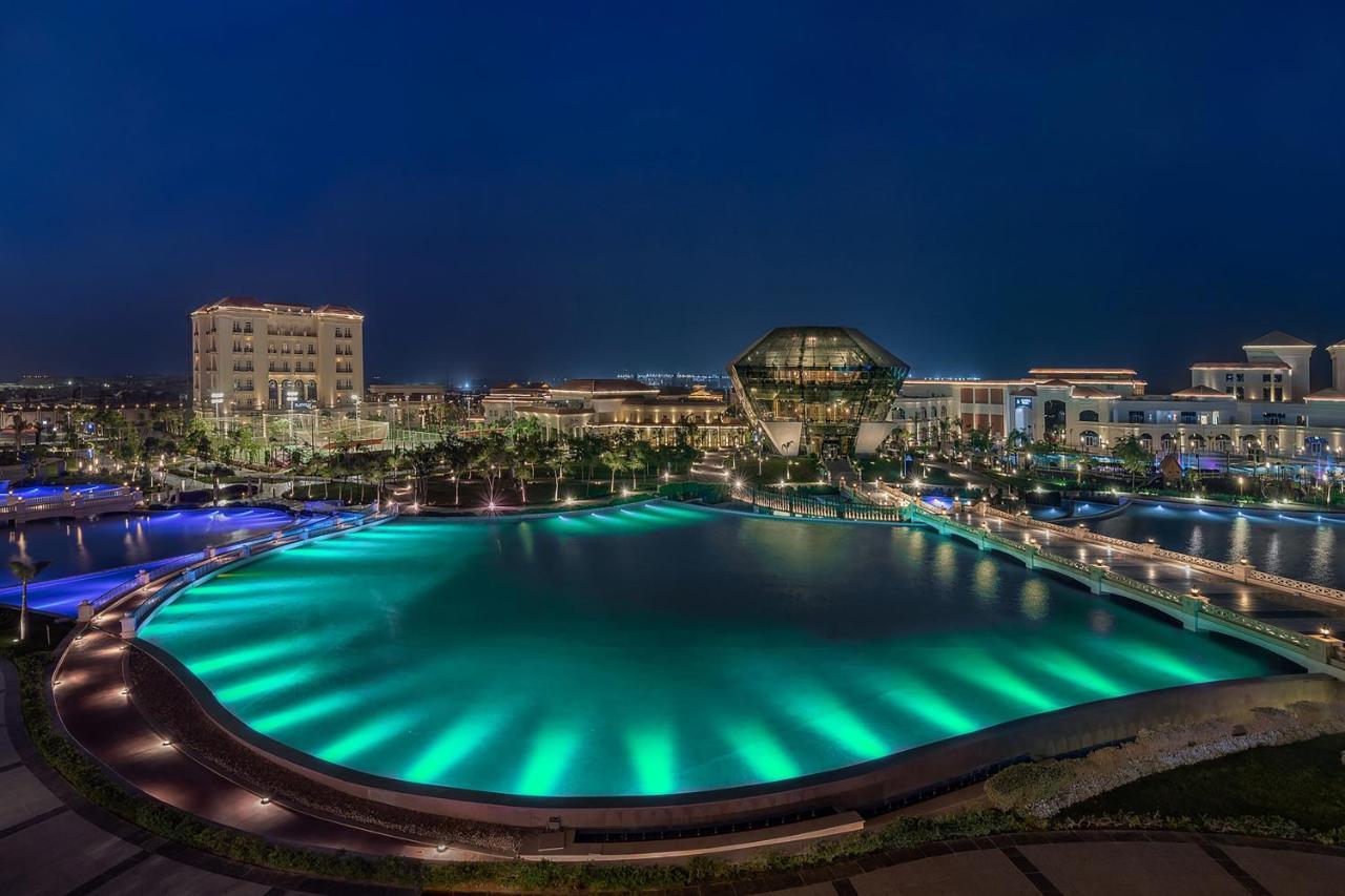 The St Regis New Capital Cairo Exterior foto The resort at night